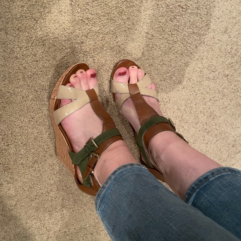 Tan dots wedged shoes